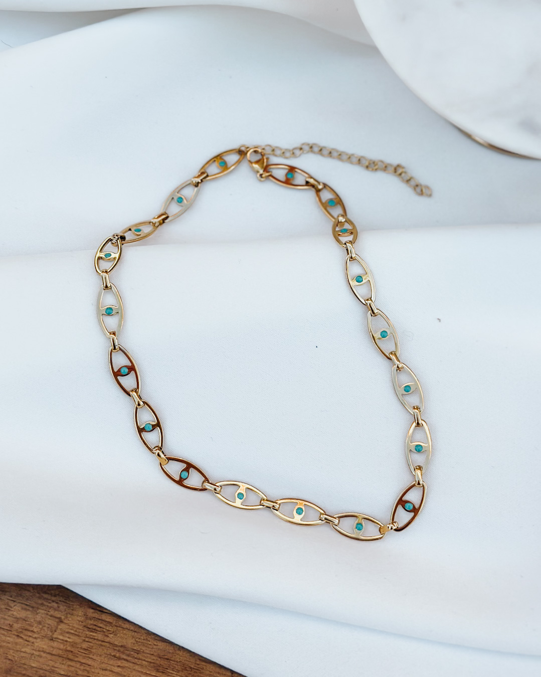 Choker type necklace